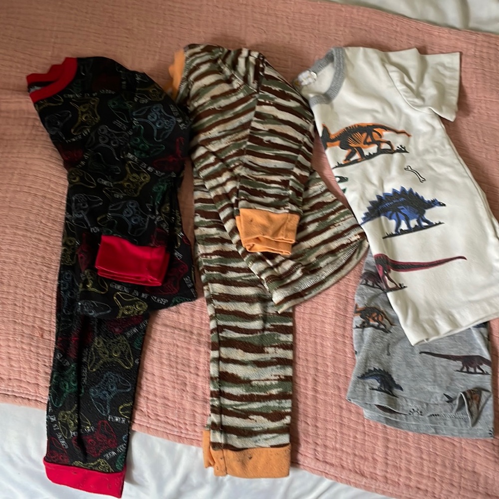Set of 3 children’s pajamas.
